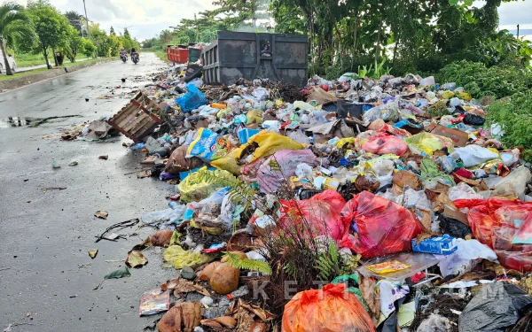 Sepekan Berlalu, Sampah di Jalan Raya Barat Desa Tuwokona Belum Tertangani