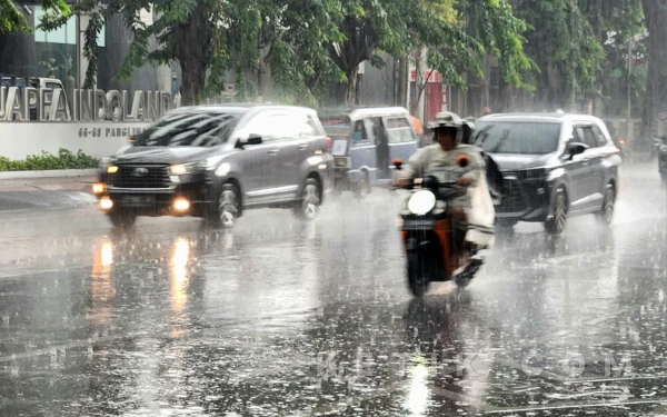 Thumbnail Berita - Prakiraan Cuaca Hari Ini 4 Januari 2026: Surabaya Hujan Ringan, Madiun Hujan Petir