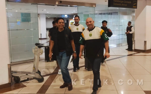 Thumbnail Berita - Bernardo Tavarez Blak-Blakan, Ungkap Alasan Mau Jadi Pelatih Persebaya