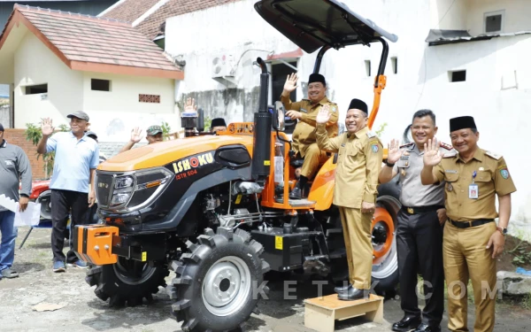 Thumbnail Berita - Perkuat Ketahanan Pangan, Pemkab Jombang Salurkan Bantuan Alsintan APBN ke Petani
