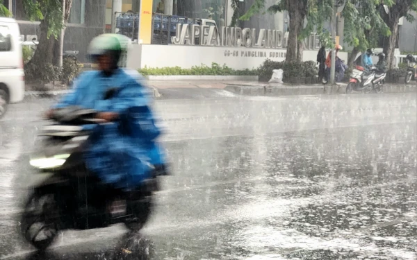 Thumbnail Berita - BMKG: Cuaca Makassar 6 Januari 2026 Diprakirakan Hujan Ringan, Kota Lain Berawan