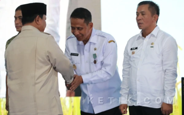 Bupati Bojonegoro Setyo Wahono Terima Satyalancana Wira Karya dari Presiden Prabowo