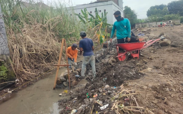 Proyek Saluran Air Masih Nunggak, Kades Kemangsen Sidoharjo Tak Respons saat Dimintai Klarifikasi