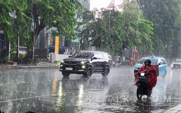 Thumbnail Berita - Kota Surabaya dan Blitar Diprakirakan Hujan Ringan 8 Januari 2026, Cek Info Cuaca Jawa Timur