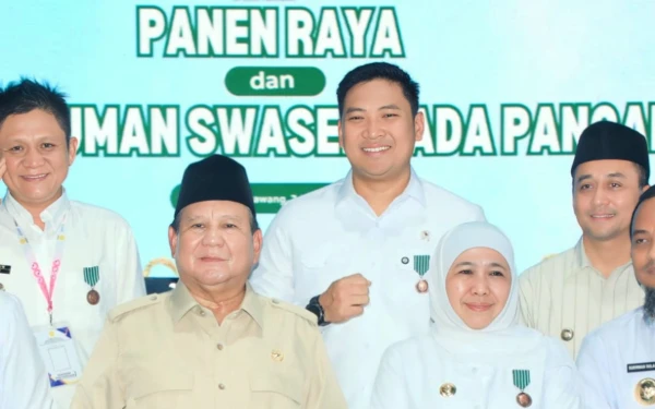 Gubernur Khofifah Terima Satyalancana Wira Karya dari Presiden Prabowo