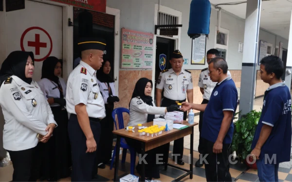 Thumbnail Berita - Komitmen Bersih Narkoba, Rutan Situbondo Gelar Tes Urine