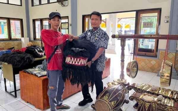 Disbudporapar Tuban Serahkan Bantuan Alat Kesenian Thak-Thakan Tambakboyo