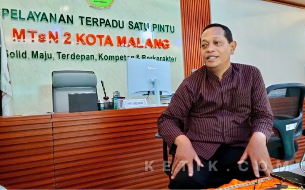 Thumbnail Berita - Mengabdi di MTsN 2 Kota Malang, Muslihan: Rasanya Seperti Pulang ke Rumah