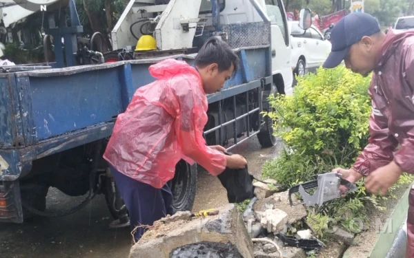 Thumbnail Berita - Gercep Dishub Bangkalan Lakukan Penanganan Tiang PJU di Jalan Soekarno-Hatta