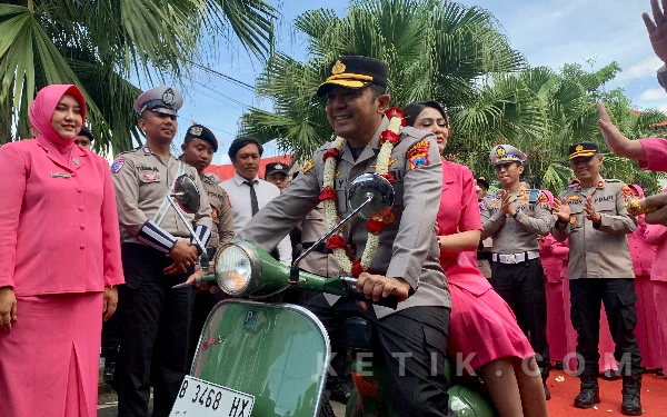 Naik Vespa Klasik Saat Pisah Sambut, AKBP Andi Yudha Pamit dari Polres Batu