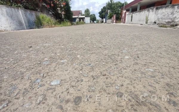 Thumbnail Berita - Jalan Rabat Beton di Kedungturi Jombang Rusak Meski Baru Dibangun, DPMD Akan Turun Lokasi