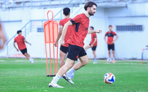 Persik Kediri Datangkan Gelandang Eks Arsenal Jon Toral! Punya Pengalaman Panjang di Liga Eropa