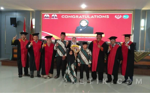 Retnawati Firmansyah Raih Gelar Doktor di Usia 40 Tahun, Torehkan Sejarah Baru di LPI Al Azhaar Tulungagung