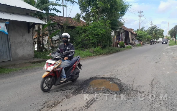 Thumbnail Akses Wisata Pantai Ngebum Kendal Rusak Parah, Pengendara Keluhkan Lubang-Minimnya Penerangan