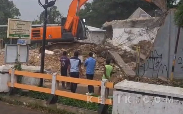 Dianggap Membahayakan, Pembongkaran Bangunan Bekas Minimarket di Muntil Serang Dikeluhkan