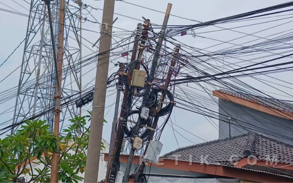Estetika Kota Tercoreng Kabel Optik, Aktivis Desak Pemda Tegas ‎
