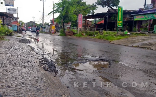Bahayakan Pengendara, Jalan Kyai H Asyari Kaliwungu Rusak Parah dan Berlubang