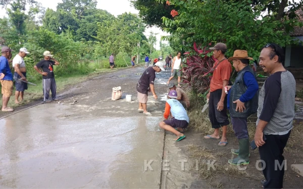 Thumbnail Berita - Wujudkan Jalan Mulus, Lurah Pokok Terjun Langsung Kerja Bakti Rabat Jalan