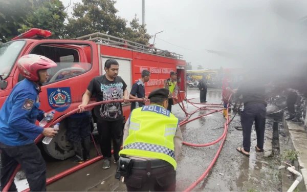 Thumbnail 17 Kios Pasar Loak di Sub Terminal Adiwerna Tegal Terbakar, Pamapta Polres Tegal Kawal Penanganan