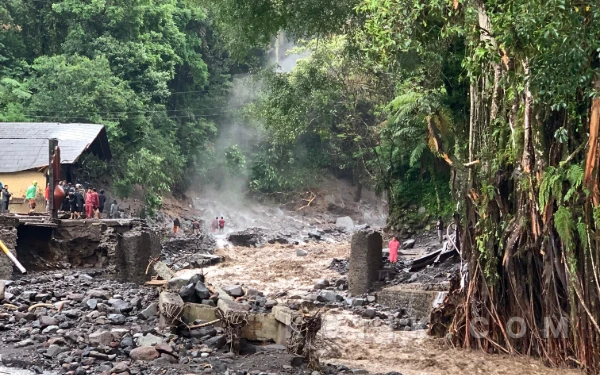 Banjir Bandang Hanyutkan Jembatan dan Alat Berat di Wisata Ikonik Guci Kabupaten Tegal