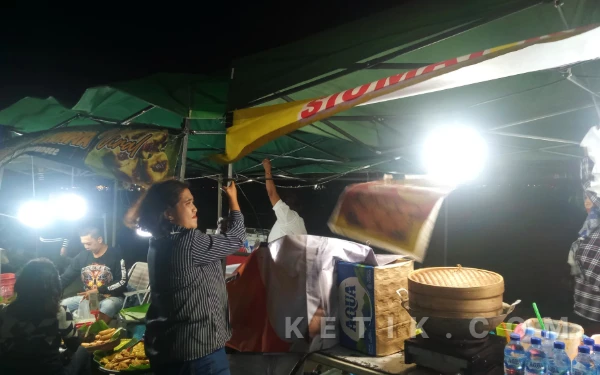 Diterjang Angin Kencang, Pedagang Pasar Senggol Rampal Bertahan Pegangi Tenda
