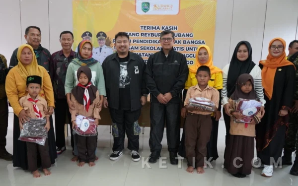 Penuhi Janji Politik, Bupati Subang Bagikan Seragam Sekolah Gratis