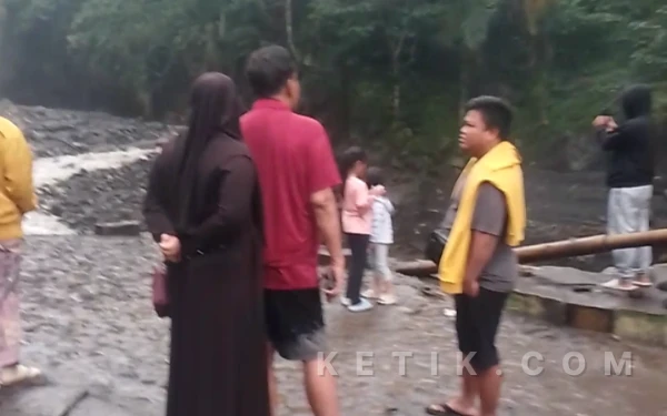 Pengunjung Wisata Guci Nekat Terobos Garis Polisi di Lokasi Bekas Banjir dan Longsor, Pengelola Kewalahan