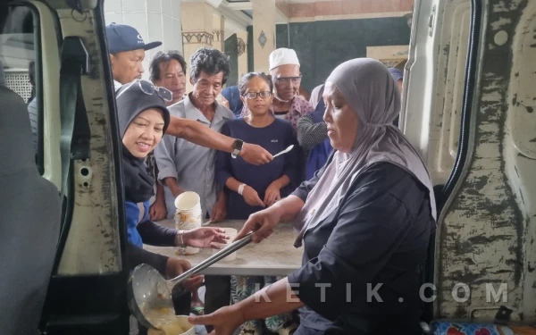 Kolaborasi Sejoli dan Ketik.com Sajikan Kehangatan Ratusan Porsi Sup Krim untuk Penunggu Pasien RSUP Dr Sardjito
