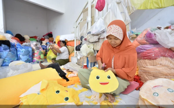 Dari Kegemaran Menjadi Penghidupan: Kisah Khusna Merajut Boneka dan Harapan dari Desa Sumbergedang