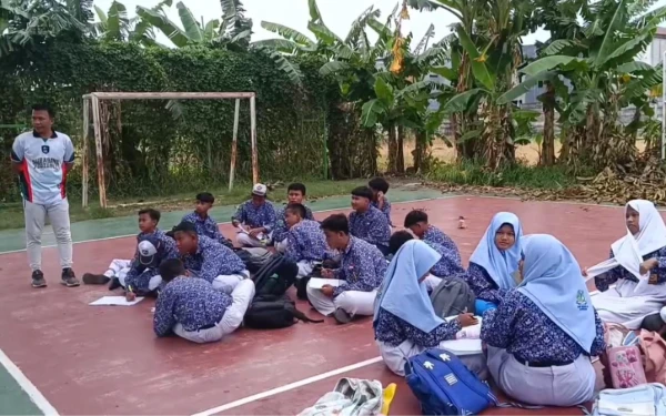 Thumbnail Berita - Plafon Roboh, Siswa SMPN 60 Surabaya Tetap Belajar di Musala dan Tenda Darurat