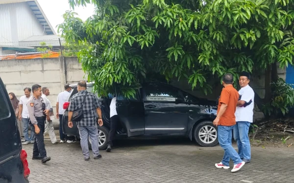 Bukan Mobil Tahanan, Terdakwa Korupsi Dana PEN Sampang Datang ke Sidang Menggunakan Innova Reborn