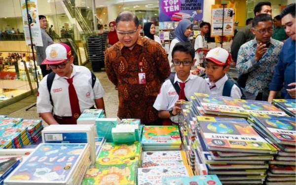 Buka BBW Surabaya 2026, Kadisdik Jatim Berburu dan Baca Buku Bareng Siswa-Siswa SD