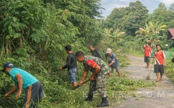 Babinsa dan Warga Alam Pelita Gotong Royong Bersihkan Jalan Desa