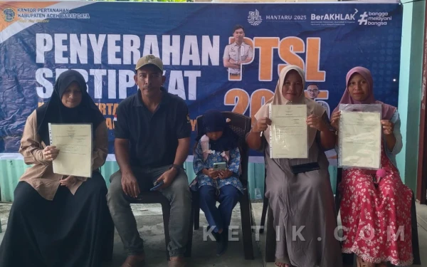 Thumbnail Berita - Kantah Abdya Serahkan 142 Sertipikat PTSL untuk Warga Padang Bak Jeumpa