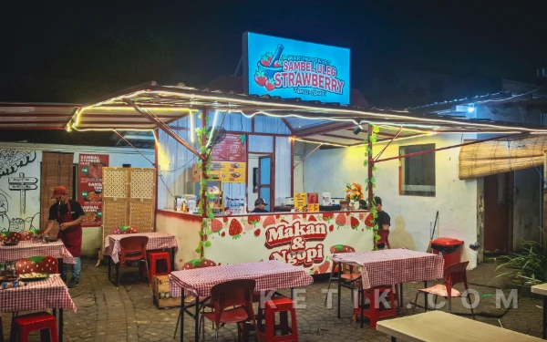 Inovasi Kuliner! Nikmati Pedas Segar Sambal Strawberry di Jantung Kota Pahlawan