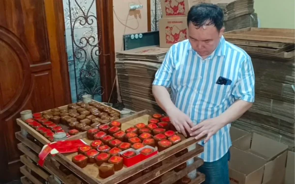 Jelang Imlek 2026, Perajin Kue Keranjang di Surabaya Kebanjiran Order hingga Luar Pulau