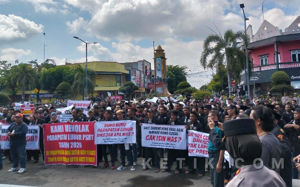 Thumbnail Tolak Parluh 2026, Ratusan Warga PSHT Berbagai Wilayah Hitamkan Alun-alun Madiun