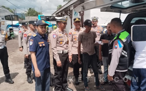 Thumbnail Berita - Polres Bondowoso Mulai Operasi Semeru 2026 dari Cek Bus dan Kesehatan Sopir