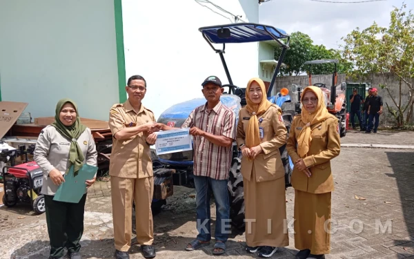 Kepala DKPP Bojonegoro Serahkan Bantuan Alsintan kepada Kelompok Tani