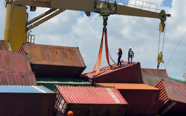 Petikemas Berjatuhan ke Laut Tanjung Perak! Kapal Miring,  Seorang Jadi Korban