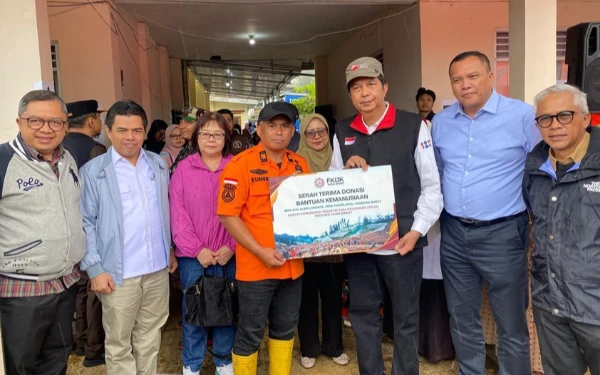 Salurkan Bantuan, OJK dan FKIJK Jabar Siapkan Langkah Pemulihan Lahan Kritis Pascabencana Longsor Cisarua