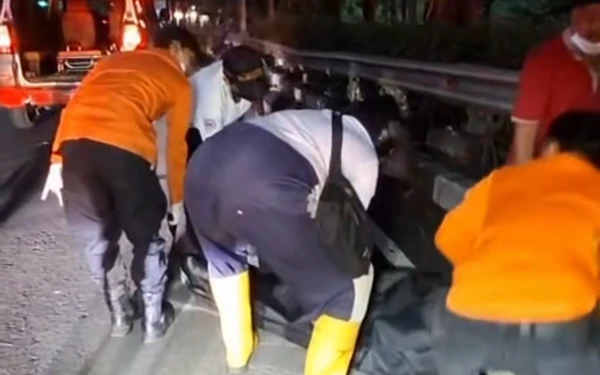 Thumbnail Tim Call 112 Surabaya Evakuasi Jenazah Korban Kecelakaan di Jalan Raya Sememi Jaya Surabaya