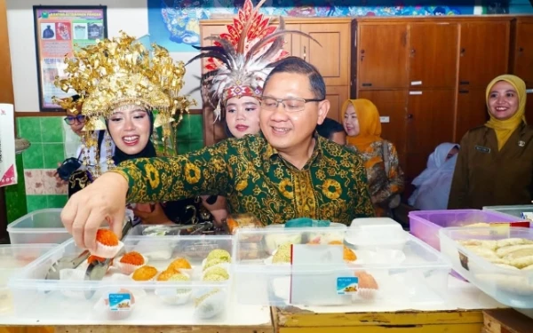 Kunjungi SMAN 9 Malang, Kadisdik Jatim Cicipi Jajan Kantin Bareng Siswa Sekaligus Pastikan Kualitas Makanan