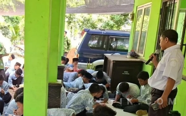 Siswa SMP IT Ulul Albaab Weleri Kendal Belajar Olah Limbah di BPP Rowosari
