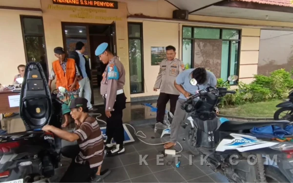 Thumbnail Berita - Cegah Curanmor, Polisi Pasang Alarm Motor Gratis Disambut Senang Warga