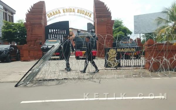 Kota Madiun Memanas! Kawat Berduri Mengitari Padepokan Agung PSHT Jelang Parluh Kubu R. Moerdjoko