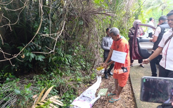 Rekonstruksi Pembunuhan Guru Lansia di Palembang: Korban Dijerat dan Jasadnya Dibakar Tetangga