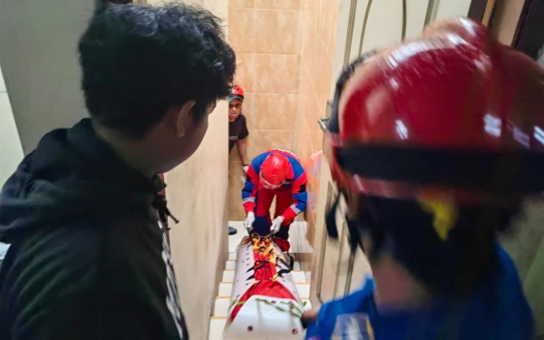 Perbaiki Talang Atap Rumah, Tukang Bangunan Tewas Tersengat Listrik