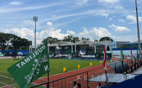 Thumbnail Berita - [FOTO] Merah Putih dan Bendera NU Warnai Stadion Gajayana Jelang Mujahadah Kubro