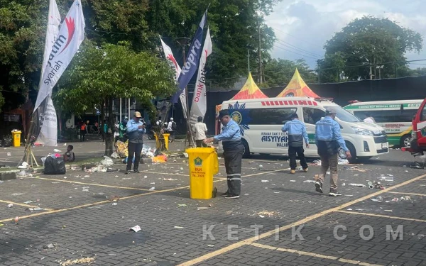 Pasukan DLH Kota Malang Gaspol Bersihkan 70 Ton Sampah Usai Mujahadah Kubro 1 Abad NU